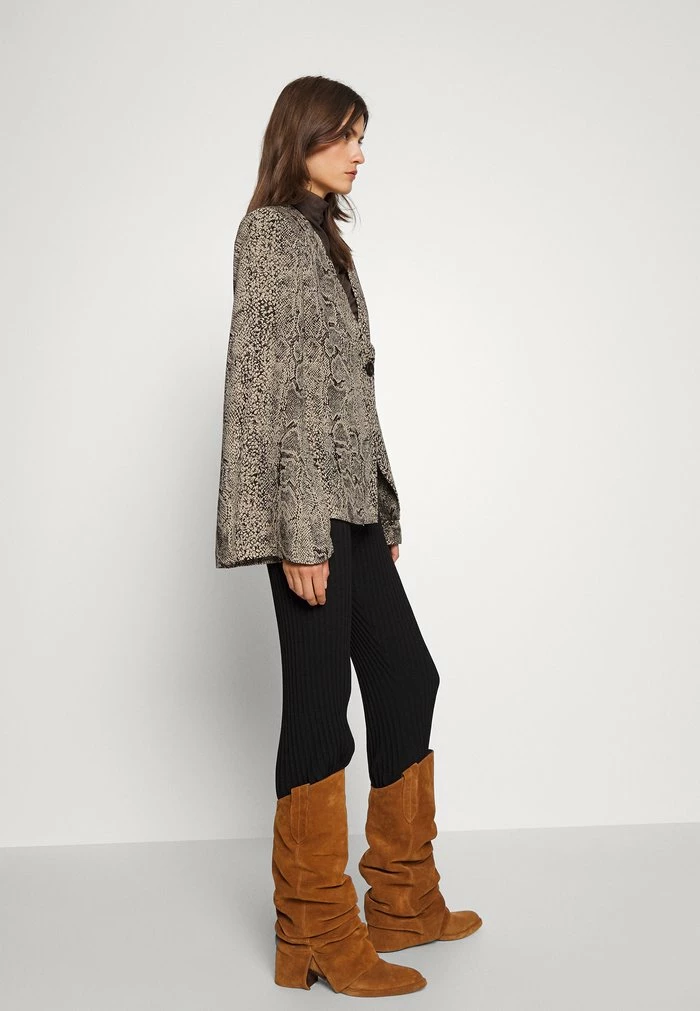 ISAIDA - Blouse - snake jacquard Deals 🥰 By Malene Birger ISAIDA - Blouse - Snake Jacquard ⌛ -By Malene Birger shop 32145c4afae844ec993ed340ee5150af