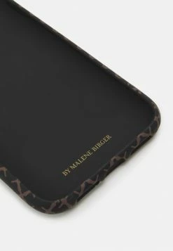 Buy 💯 By Malene Birger PAMSY - Phone Case - Dark Chokolate 🤩 -By Malene Birger shop 6d8658331a6b41b89ca17da198d1e43c