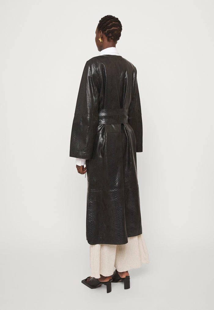 ROKSI - Classic coat - black New ๐ By Malene Birger ROKSI - Classic ๐งฅ Coat - Black ๐ -By Malene Birger shop 9b457ec8f3124302b970aa411ad13b2b