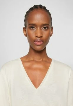 Deals ✨ By Malene Birger AMIKA - Basic T-shirt - Whisper White ❤️ 6 Deals ✨ By Malene Birger AMIKA - Basic T-shirt - Whisper White ❤️ -By Malene Birger shop a5606d56095f4476b2a4e988d8da666d