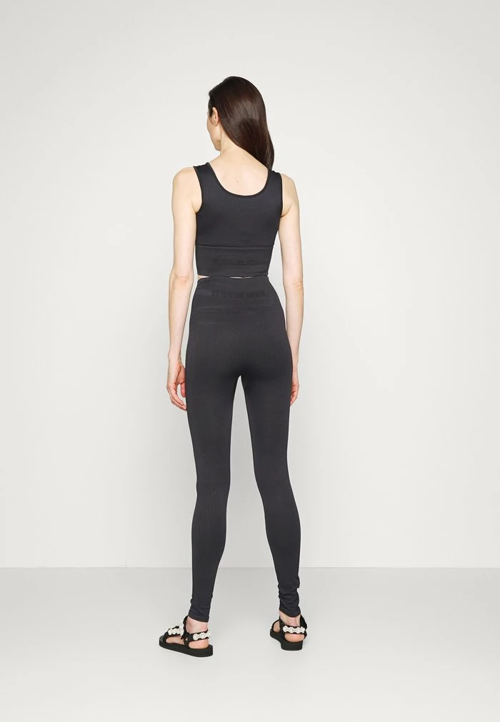 ESSENTIALS JAZMIN - Blouse - svart Top 10 ⭐ By Malene Birger ESSENTIALS JAZMIN - Blouse - Svart ⌛ -By Malene Birger shop da159149a10e43a39b460023b56a5f3d