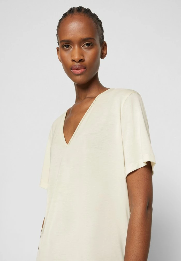AMIKA - Basic T-shirt - whisper white Deals ✨ By Malene Birger AMIKA - Basic T-shirt - Whisper White ❤️ -By Malene Birger shop f978f36f276245fab551b518fc2f78fe