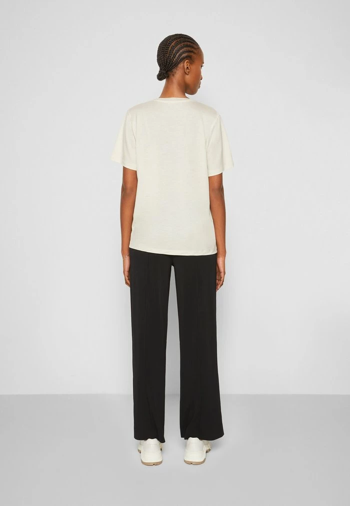 AMIKA - Basic T-shirt - whisper white Deals ✨ By Malene Birger AMIKA - Basic T-shirt - Whisper White ❤️ -By Malene Birger shop fce16b66532d4bdb87fa11dd6f0c3a7f